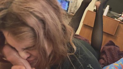 Pula de gât, colanți rupți și tocuri rupte încântată de cunoștință